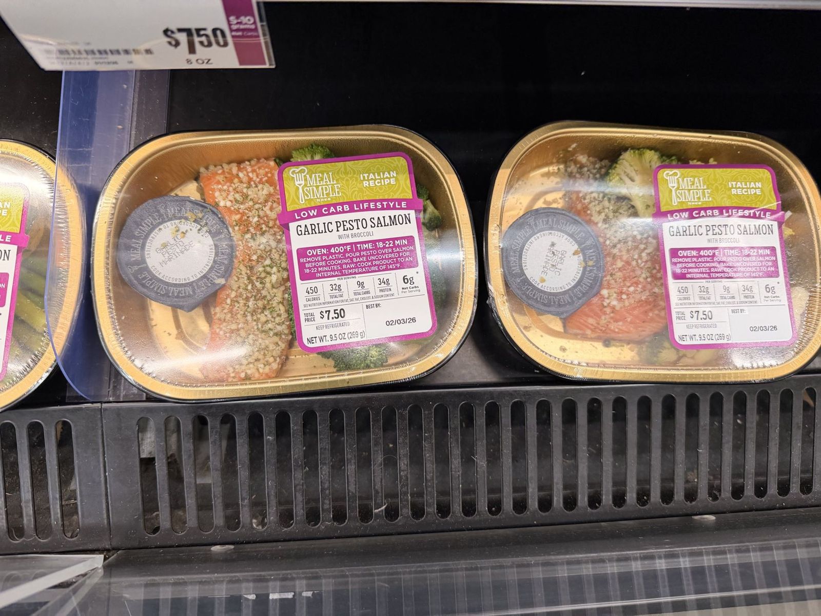 Close-up of an H-E-B Low Carb Lifestyle garlic pesto salmon meal and its shelf tag