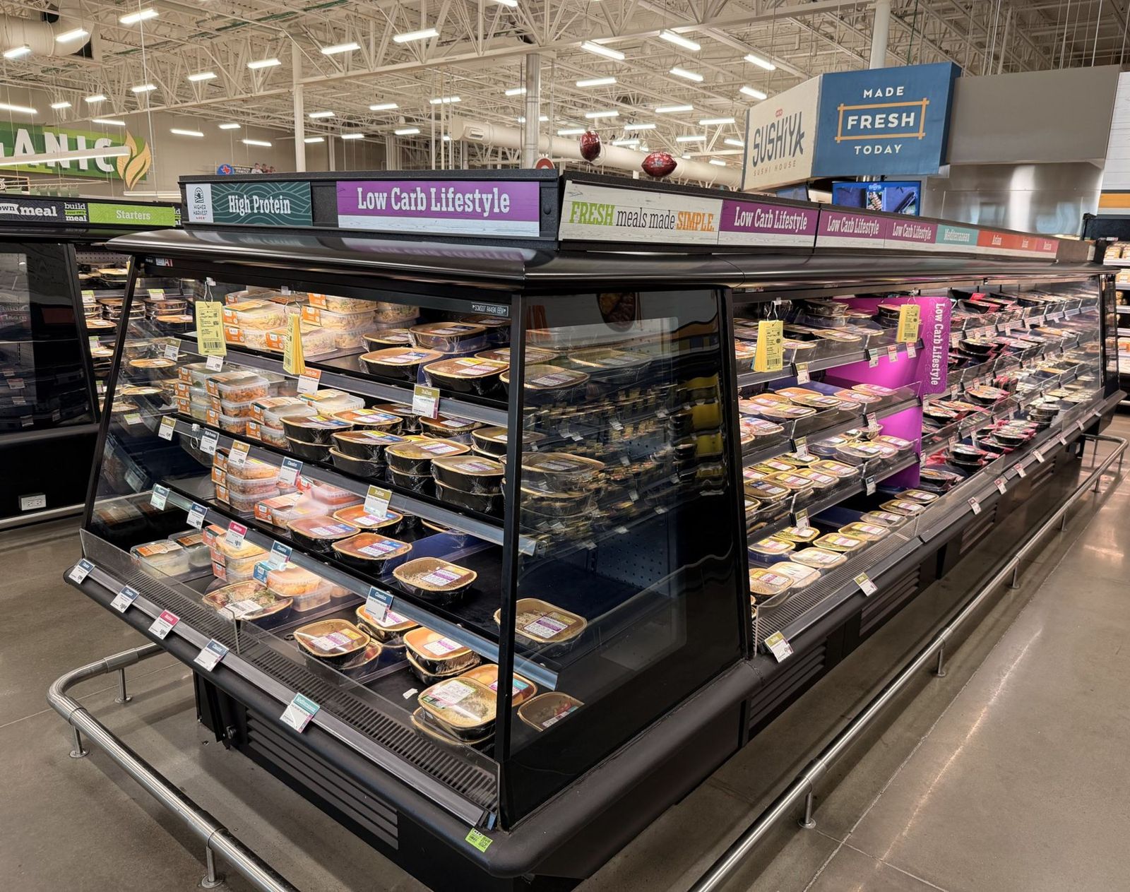 H-E-B prepared-meals case with High Protein and Low Carb Lifestyle signs along the top